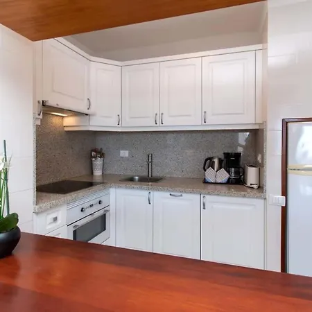 Victoria Court Ii H117 - One Bed With Sunny Balcony Apartment *